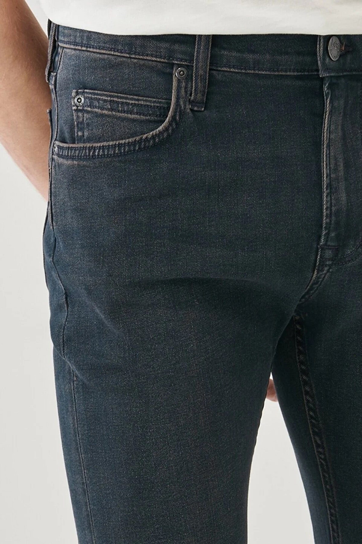 מכנס ג'ינס בגזרת סלים