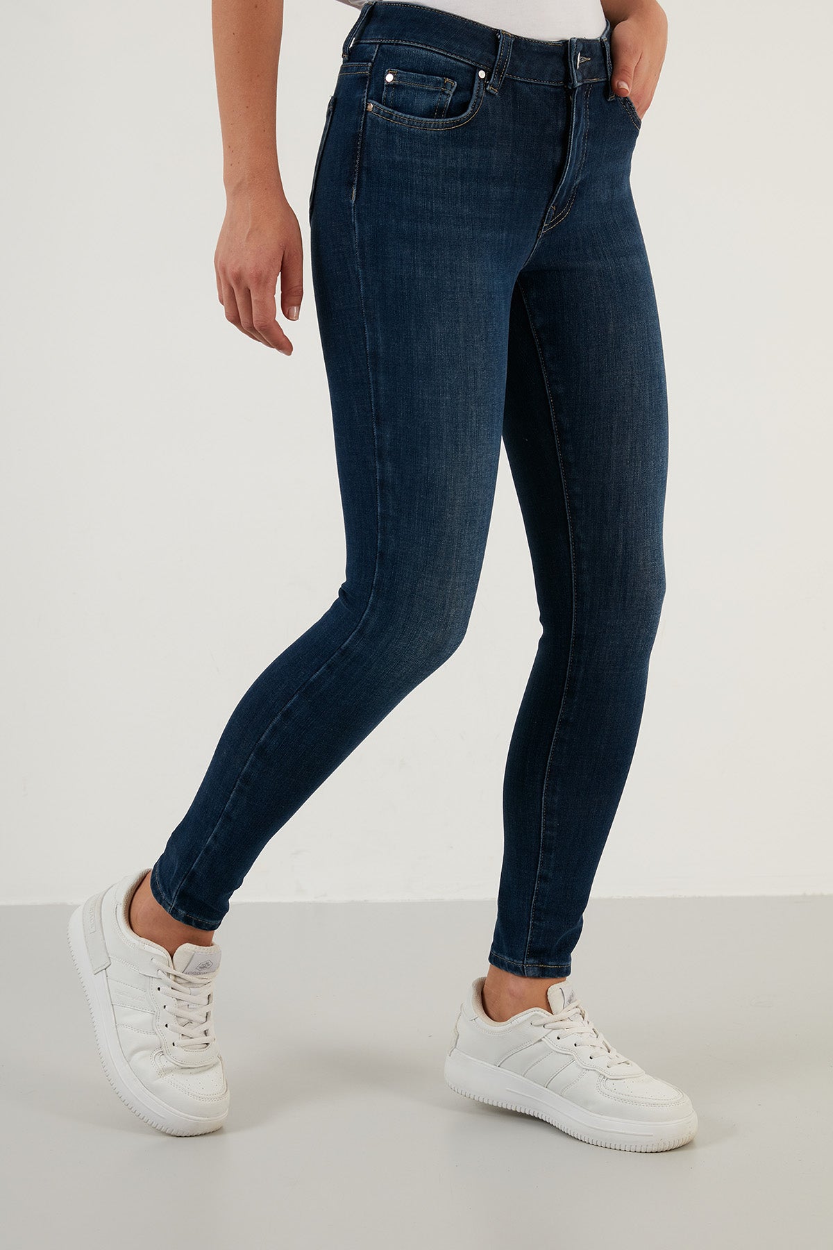 ג'ינס סקיני בגזרה גבוהה